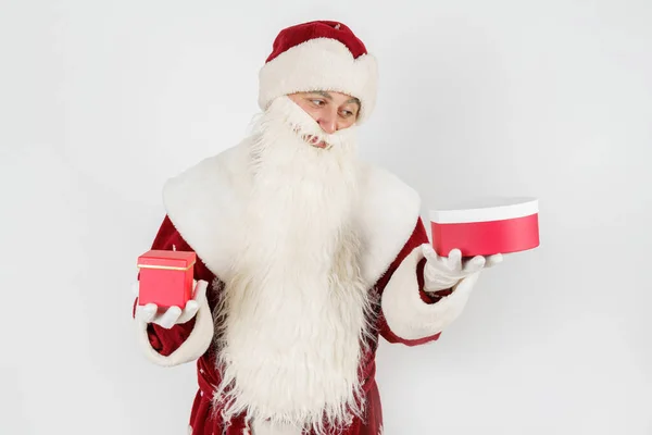 Tatiller Noel Kavramları Noel Baba Hediyeleri Elinde Tutuyor Beyazda Izole — Stok fotoğraf