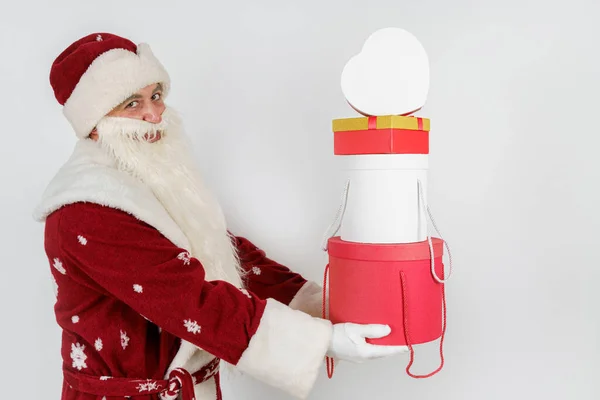 Święta Koncepcje Świąteczne Święty Mikołaj Trzyma Rękach Dary Odizolowane Biało — Zdjęcie stockowe
