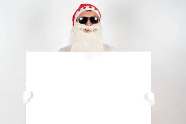 Neujahrskonzept Der Weihnachtsmann Hält Ein Weißes Schild Mit Der Aufschrift — Stockfoto