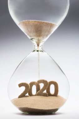 Yeni yıl 2020 kavramı bir 2020 şekillenmekte kum saati düşen kum ile