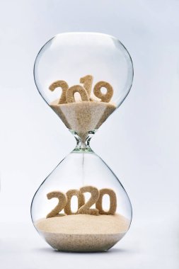 Yeni yıl 2020 kavramı bir 2020 şekillenmekte kum saati düşen kum ile