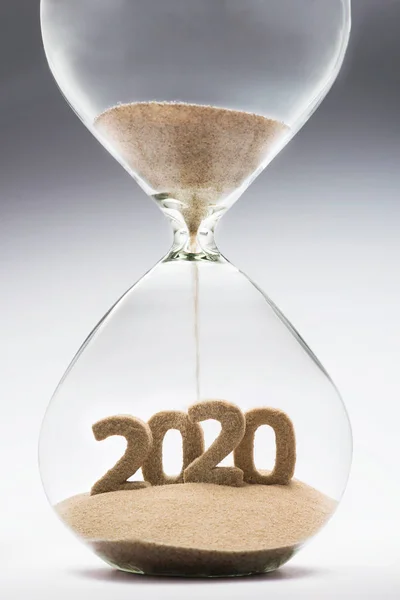 Nuevo Concepto Año 2020 Con Arena Cayendo Reloj Arena Tomando —  Fotos de Stock