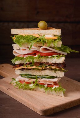 Club sandviç salam ve pastırma ile