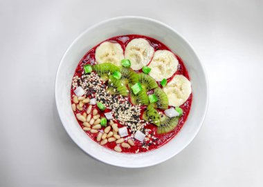 güzel bir tabakta taze sıcak çorba.