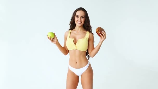 Atletische Mooie Vrouw Met Lang Bruin Haar Geel Wit Ondergoed — Stockvideo