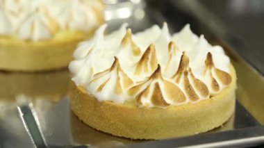 tartlet süslemeleri, fudge ile cheesecake, metal bir tepsi üzerinde, kenarları ateşe, ateşle mutfak dekorasyon. kek hazırlama, kek.