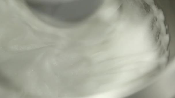 搅拌机鞭打奶油牛奶泡沫在金属板特写慢 — 图库视频影像