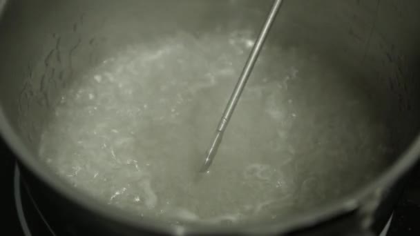 Dans Une Casserole Avec Une Balance Mesurer Eau Bout Sirop — Video