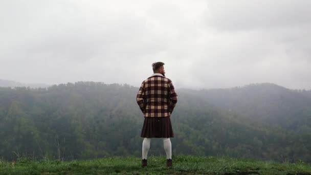Człowiek Kilt Wąsy Brody Stoi Szczycie Green Mountain Grass Ubrana — Wideo stockowe
