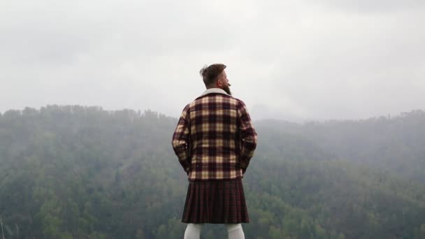 Hombre Escocés Con Barba Bigote Pie Parte Superior Hierba Montaña — Vídeos de Stock