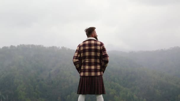 Homme Kilt Avec Barbe Moustache Debout Sur Dessus Green Mountain — Video