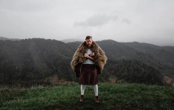 Человек с усами бородой медведь с татуировкой стоит горный кавказский — стоковое фото