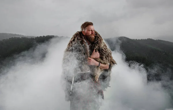 Человек с усами бородой медведь с татуировкой стоит горный кавказский — стоковое фото