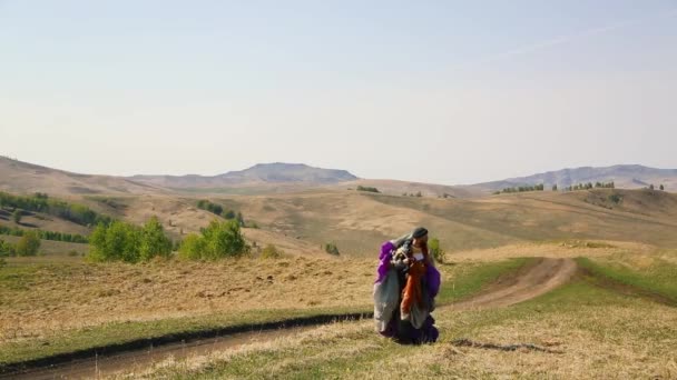 Uomo barba baffi raccoglie porta paracadute contro montagne sfondo , — Video Stock