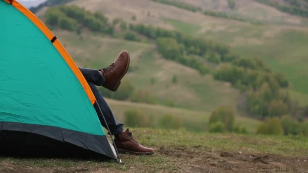 Pés saindo tenda topo da montanha. fundo floresta . — Vídeo de Stock