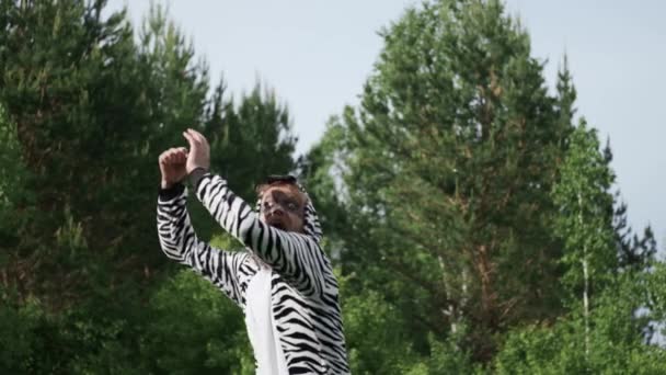 Pessoas loucas, homem de fato de zebra, emoção brilhante, momento engraçado , — Vídeo de Stock