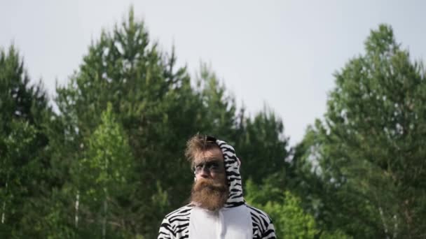 Gekke mensen, man in een Zebra kostuum, heldere emotie, grappig moment, — Stockvideo