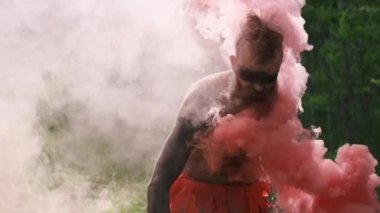 ilkel vahşi, kızgın gözler, pembe duman, ilkel zamanlar, mağara adamı, hayatta kalma, ayin