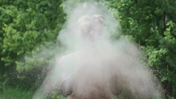 Wilde met beschilderd gezicht, primitieve tijden, primitieve holbewoner, alleen overleven — Stockvideo