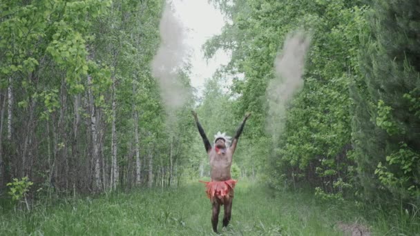 Hombre en tocado indio americano nativo realiza en el humo y el polvo, tiempos primitivos — Vídeos de Stock