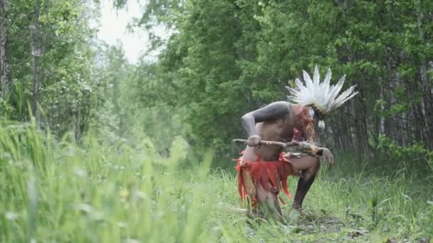 Muž v domorodé americké indiánské čelence pochodeň v ruce, zapaluje oheň rituál — Stock video