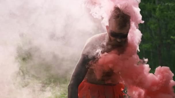 Sauvage primitif, yeux en colère, fumée rose, temps primitifs, homme des cavernes, survie seul, rituel — Video