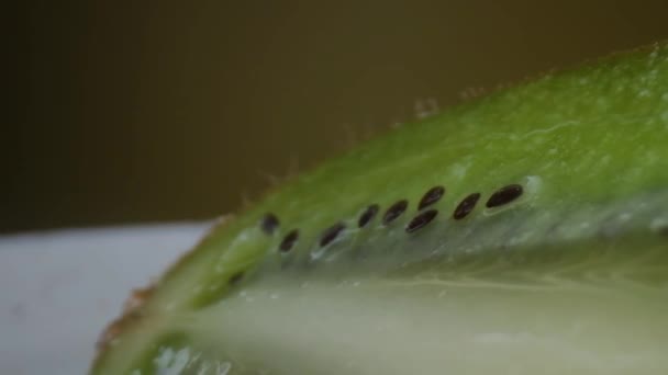 Kiwi macro tiro de frutas, medio kiwi aislado sobre fondo amarillo gira — Vídeo de stock
