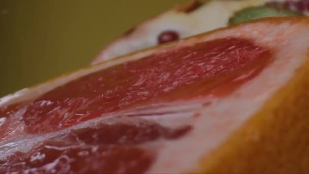 Verschiedene frische Früchte, Grapefruit, Spritzer Wasser auf Obst, frischer Saft. Isoliert auf gelbem Hintergrund. — Stockvideo