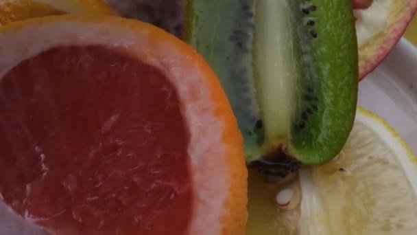 Verschiedene frische Früchte, Grapefruit, Spritzer Wasser auf Obst, frischer Saft. Isoliert auf gelbem Hintergrund. — Stockvideo