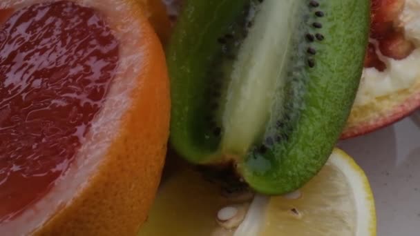 Diverse färsk frukt, grapefrukt, stänk av vatten på frukt, färsk juice.isolated på gul bakgrund.slow mo — Stockvideo