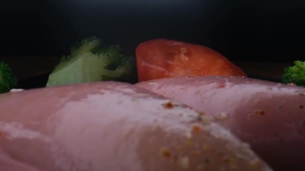 Câmera de close-up movendo-se lentamente entre legumes e frango cru, alimentos saudáveis — Vídeo de Stock