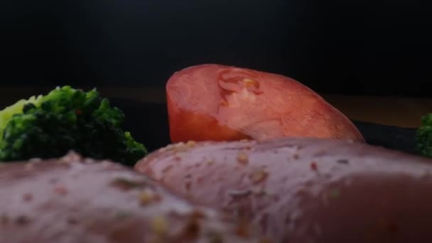 야채와 날 닭, 건강 한 음식 사이를 천천히 이동하는 확대 카메라 — 비디오