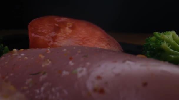 在蔬菜和生鸡、健康食品之间慢慢移动的特写相机 — 图库视频影像