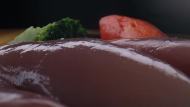 Κοντινή κάμερα κινείται αργά μεταξύ λαχανικών και ακατέργαστου κοτόπουλου, υγιεινά τρόφιμα — Αρχείο Βίντεο