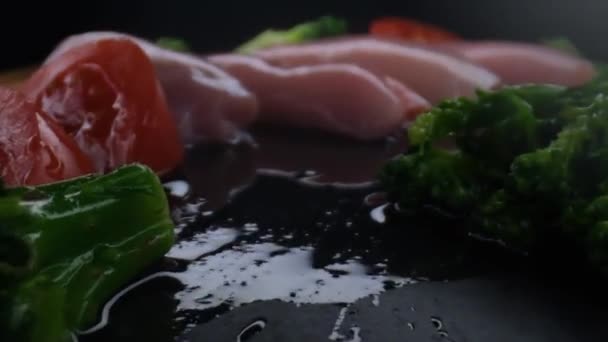 Câmera de close-up movendo-se lentamente entre legumes e frango cru, alimentos saudáveis — Vídeo de Stock