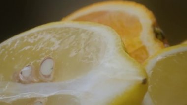 limon ve turuncu makro atış, sarı arka planda yarım meyve izole