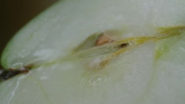 Зеленый яблоко фрукты макросъемки, изолированные наполовину яблоко на желтом фоне вращается — стоковое видео