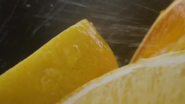 Limão e laranja macro tiro, meia fruta isolada no fundo amarelo gira — Vídeo de Stock
