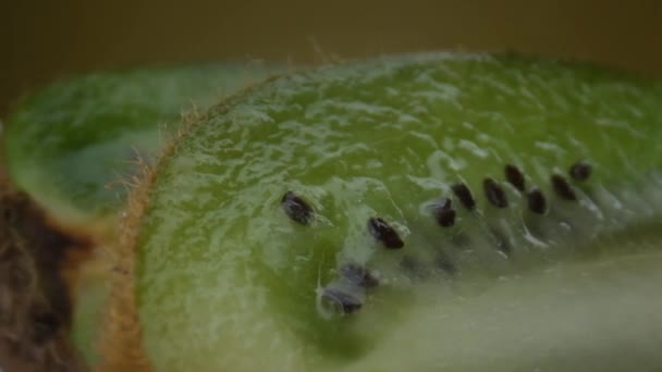 Kiwi macro tiro de frutas, medio kiwi aislado sobre fondo amarillo gira — Vídeo de stock