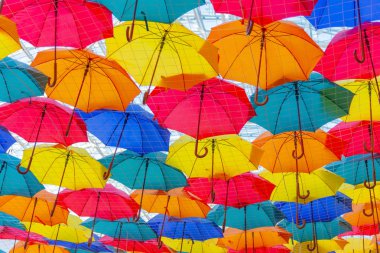 tavan altında çok renkli şemsiyeler