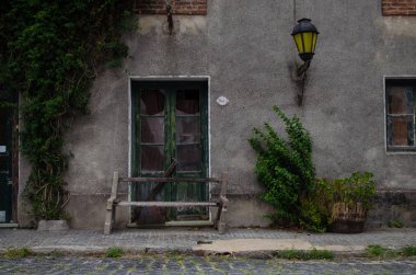 Uruguay, Güney Amerika tarihi bir mahallede kırık kapı Terk edilmiş ev ön görünümü