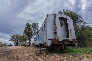 Terk edilmiş bir tren istasyonunda eski tren vagonu