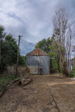 Güney Amerika'nın derinliklerinde terk edilmiş bir tren istasyonunda hangar gibi eski ahır