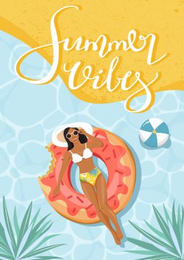 Plajda donut şeklinde şişme bir yüzük üzerinde yüzen bir kadın.. 