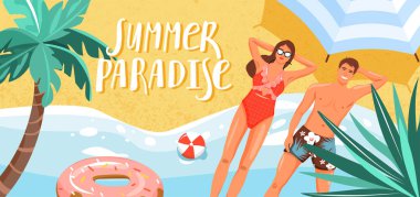 Plajda güneşli mutlu çift.