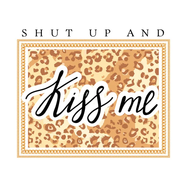 Eslogan de niña para camiseta con lunares de leopardo y cadena dorada. Diseño de eslogan de tipografía de moda "Cállate y bésame" . — Archivo Imágenes Vectoriales