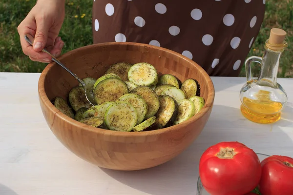 Una Mujer Cocinando Ensalada Verduras Mediterráneas Aire Libre Verano —  Fotos de Stock