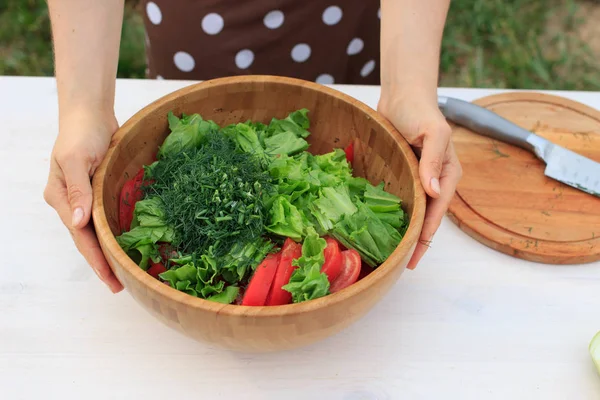 Yaz Aylarında Açık Havada Yemek Akdeniz Sebze Salata Bir Kadın — Stok fotoğraf