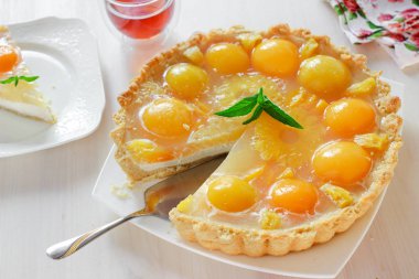 Beyaz tabakta jöle ile şeftali cheesecake