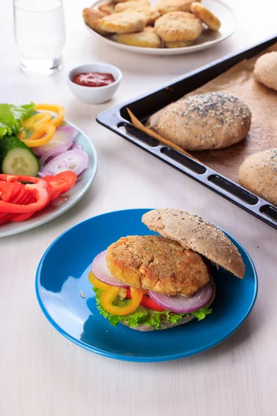 Zdrowe Posiłki Wegańskie Burger Ciecierzycy Cieście Warzywa Pełnoziarniste Bułeczki Sezamem — Zdjęcie stockowe